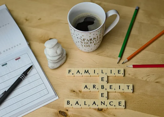 work life balance, kaffekop, arbejde, arbejde og familie, kompensation, tabel, teknologi, kontor, læs, work-life balance, hjemmearbejde, arbejde fra hjemmet, kaffe, kop, farveblyanter, familie, skitse, tegne, notesbog, skrive, planlægning. Fjernarbejde efter dansk ret: Krav, aftaler og praksis