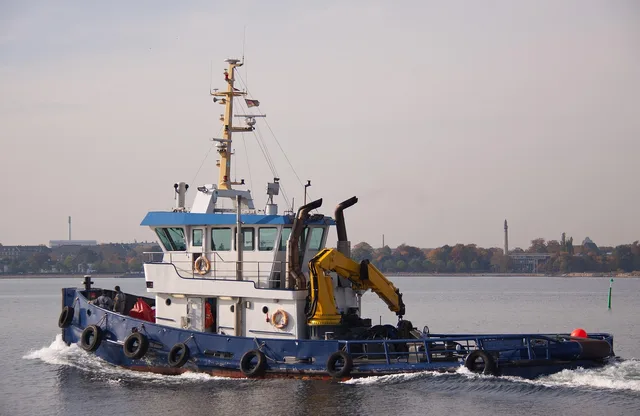 tug-boat, ship, ocean, harbour, work, sea, crane, copenhagen, denmark, nordic, danish, work-space, natur, maritime. Løn og overenskomster i Danmark: Sådan hænger det sammen