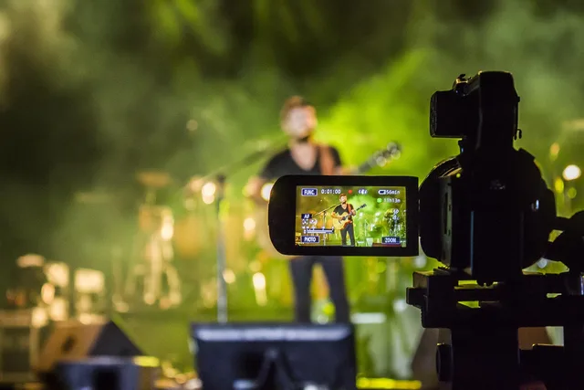 tv, trezeguet, kamera, video, film, indspilning, team, underholdning, scene, live, teknologi, skærm, linse, optagelse, mænd. Mobning og krænkelser: Sådan håndterer I en klage